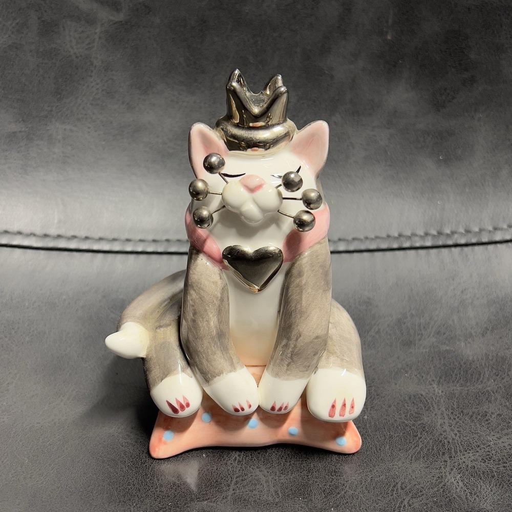 Whimsiclay Amy Lacombe 2002 #24231 King Cat on pink Pillow with Silver Crown - Picture 2 of 9